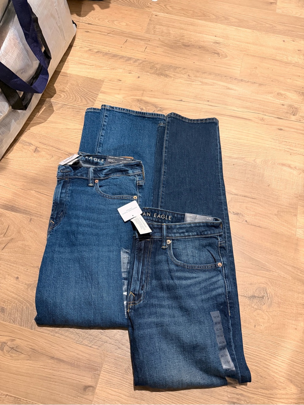 2 American Eagle Outfitters Men's Dark and Medium Jeans 32x34